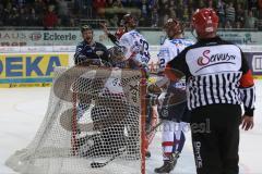 DEL - Eishockey - Playoff - Spiel 5 - ERC Ingolstadt - Iserlohn Roosters - Puck im Tor, wird nicht gegeben, Diskussion mit dem Schiedsrichter
