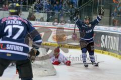 DEL - Eishockey - Playoff - Spiel 5 - ERC Ingolstadt - DEG Düsseldorf - Tor Jubel durch Thomas Greilinger (ERC 39) 4:1 mit links Petr Taticek (ERC 17), Travis Turnbull (DEG 71) am Boden