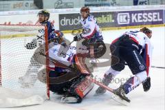 DEL - Eishockey - Playoff - Spiel 5 - ERC Ingolstadt - Iserlohn Roosters - rechts Ryan MacMurchy (ERC 27) läuft zum Tor, Liwing Jonas (Iserlohn 3) Torwart Dshunussow Daniar (Iserlohn 30)