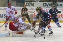 DEL - Eishockey - Playoff - Spiel 1 - ERC Ingolstadt - DEG Düsseldorf - Brandon Buck (ERC 9) knapp am Tor vorn Torhüter Tyler Beskorowany (DEG 39) wird von den Beinen geholt