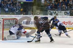 DEL - Eishockey - Finale 2015 - Spiel 6 - ERC Ingolstadt - Adler Mannheim - John Laliberte (ERC 15) bei Torwart Dennis Endras (MAN 44)