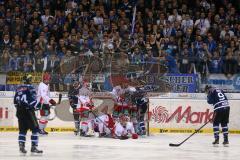 DEL - Eishockey - Playoff - Spiel 3 - ERC Ingolstadt - DEG Düsseldorf - Tumult vor dem Düsseldrfer Tor