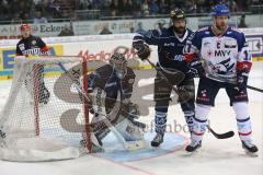 DEL - Eishockey - Finale 2015 - Spiel 2 - ERC Ingolstadt - Adler Mannheim - Torwart Timo Pielmeier (ERC 51) unter Beschuß