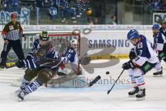 DEL - Eishockey - Finale 2015 - Spiel 6 - ERC Ingolstadt - Adler Mannheim - John Laliberte (ERC 15) bei Torwart Dennis Endras (MAN 44) rechts Ronny Arendt (MAN 57)