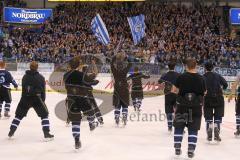 DEL - Eishockey - Playoff - Spiel 5 - ERC Ingolstadt - DEG Düsseldorf - ERC Sieg 6:2 Finaleinzug - Das Team vor den Fans Jubel Tanz