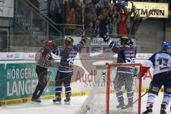 DEL - Eishockey - Finale 2015 - Spiel 6 - ERC Ingolstadt - Adler Mannheim - Christoph Gawlik (ERC 19) im Alleingang, Torwart Dennis Endras (MAN 44) keine Chance, Tor 1:0 Ingolstadt Jubel mit Thomas Greilinger (ERC 39)