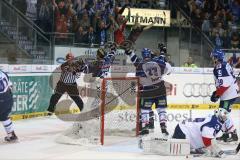 DEL - Eishockey - Finale 2015 - Spiel 6 - ERC Ingolstadt - Adler Mannheim - Christoph Gawlik (ERC 19) im Alleingang, Torwart Dennis Endras (MAN 44) keine Chance, Tor 1:0 Ingolstadt Jubel mit Thomas Greilinger (ERC 39)