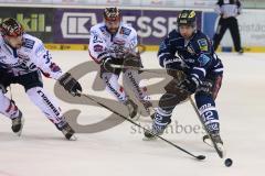 DEL - Eishockey - PlayOff - ERC Ingolstadt - Iserlohn Roosters - 1. Spiel - rechts Jared Ross (ERC 42) links Teubert Colten (Iserlohn 33) und mitte Foster Alex (Iserlohn 23)