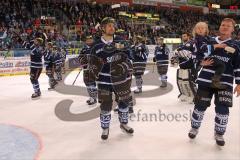 DEL - Eishockey - Playoff - Spiel 5 - ERC Ingolstadt - DEG Düsseldorf - ERC Sieg 6:2 Finaleinzug - Das Team vor den Fans Jubel