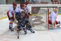 DEL - Eishockey - Playoff - Spiel 3 - ERC Ingolstadt - DEG Düsseldorf - Christoph Gawlik (ERC 19)  am Gegnertor von Torhüter Tyler Beskorowany (DEG 39)