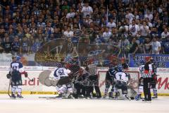 DEL - Eishockey - Finale 2015 - Spiel 2 - ERC Ingolstadt - Adler Mannheim - Schlägerei am Tor von Torwart Timo Pielmeier (ERC 51)