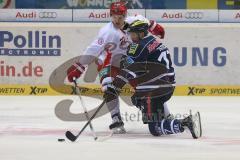 DEL - Eishockey - Playoff - Spiel 3 - ERC Ingolstadt - DEG Düsseldorf - Corey Mapes (DEG 22) und Petr Taticek (ERC 17)