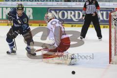 DEL - Eishockey - Playoff - Spiel 5 - ERC Ingolstadt - DEG Düsseldorf - Patrick Hager (ERC 52) knapp am Tor von Torhüter Tyler Beskorowany (DEG 39)