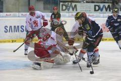 DEL - Eishockey - Playoff - Spiel 1 - ERC Ingolstadt - DEG Düsseldorf - Brandon Buck (ERC 9) knapp am Tor vorn Torhüter Tyler Beskorowany (DEG 39) wird von den Beinen geholt