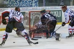 DEL - Eishockey - Playoff - Spiel 5 - ERC Ingolstadt - Iserlohn Roosters - Brandon Buck (ERC 9) scheitert an Torwart Dshunussow Daniar (Iserlohn 30) am Tor