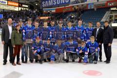 DEL - Playoff - Halbfinale - Spiel 3 - ERC Ingolstadt - DEG - Die Meistermannschaft der Jugend U19 - Petr Bares zweiter von rechts, ERC Geschäftsführer Claus Gröbner ganz rechts - Foto: Jürgen Meyer