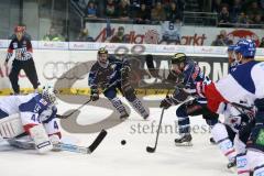 DEL - Eishockey - Finale 2015 - Spiel 6 - ERC Ingolstadt - Adler Mannheim - Christoph Gawlik (ERC 19) im Alleingang, Torwart Dennis Endras (MAN 44) keine Chance, Tor 1:0 Ingolstadt Jubel mit Thomas Greilinger (ERC 39)