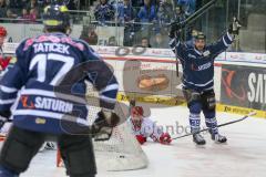 DEL - Eishockey - Playoff - Spiel 5 - ERC Ingolstadt - DEG Düsseldorf - Tor Jubel durch Thomas Greilinger (ERC 39) 4:1 mit links Petr Taticek (ERC 17), Travis Turnbull (DEG 71) am Boden