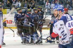 DEL - Eishockey - Finale 2015 - Spiel 2 - ERC Ingolstadt - Adler Mannheim - Derek Hahn (ERC 43) erzielt ein 4:1gegen Torwart Dennis Endras (MAN 44) Jubel Freude John Laliberte (ERC 15) Brendan Brooks (ERC 49)