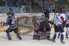 DEL - Eishockey - Playoff - Spiel 5 - ERC Ingolstadt - Iserlohn Roosters - Aaron Brocklehurst (ERC 4) trifft von hinten ins Tor von Torwart Dshunussow Daniar (Iserlohn 30), links Derek Hahn (ERC 43) jubelt