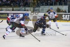 DEL - Eishockey - Finale 2015 - Spiel 2 - ERC Ingolstadt - Adler Mannheim - Alleingang auf das Tor Derek Hahn (ERC 43) links Steve Wagner (MAN 14)
