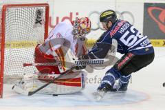 DEL - Eishockey - Playoff - Spiel 3 - ERC Ingolstadt - DEG Düsseldorf - Patrick Hager (ERC 52) an Torhüter Tyler Beskorowany (DEG 39) und erzielt den Siegtreffer Sudden Death