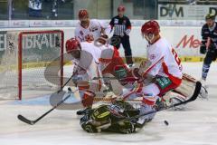 DEL - Eishockey - Playoff - Spiel 1 - ERC Ingolstadt - DEG Düsseldorf - Brandon Buck (ERC 9) knapp am Tor vorn Torhüter Tyler Beskorowany (DEG 39) wird von den Beinen geholt, rechts Kris Sparre (DEG 26)