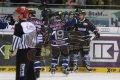 DEL - Eishockey - Playoff - Spiel 3 - ERC Ingolstadt - DEG Düsseldorf - Tor zum Ausgleich 1:1 durch Brandon Buck (ERC 9), links Thomas Greilinger (ERC 39) und Christoph Gawlik (ERC 19) jubeln