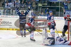 DEL - Eishockey - Finale 2015 - Spiel 2 - ERC Ingolstadt - Adler Mannheim - Jared Ross (ERC 42) überwindet Torwart Dennis Endras (MAN 44) und trifft zum 3:1 Tor Jubel