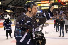 DEL - Eishockey - Playoff - Spiel 5 - ERC Ingolstadt - DEG Düsseldorf - ERC Sieg 6:2 Finaleinzug - Das Team vor den Fans Jubel Patrick Köppchen (ERC 55) bedankt sich bei den Fans