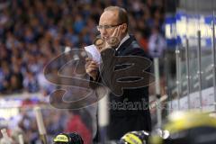 DEL - Eishockey - Playoff - Spiel 1 - ERC Ingolstadt - DEG Düsseldorf - Cheftrainer Larry Huras schreit an der Band