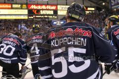 DEL - Eishockey - Playoff - Spiel 5 - ERC Ingolstadt - DEG Düsseldorf - ERC Sieg 6:2 Finaleinzug - Das Team vor den Fans Jubel Patrick Köppchen (ERC 55) Kapitän