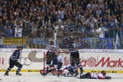 DEL - Eishockey - Playoff - Spiel 5 - ERC Ingolstadt - Iserlohn Roosters - Tor 4:3 durch Jeffrey Szwez (ERC 10) Jubel Sieg Fans Fahnen