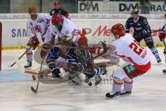 DEL - Eishockey - Playoff - Spiel 1 - ERC Ingolstadt - DEG Düsseldorf - Brandon Buck (ERC 9) knapp am Tor vorn Torhüter Tyler Beskorowany (DEG 39) wird von den Beinen geholt, rechts Kris Sparre (DEG 26)