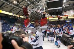 DEL - Eishockey - Finale 2015 - Spiel 6 - ERC Ingolstadt - Adler Mannheim - 1:3 - Mannheim Deutscher Meister 2015 - Torwart Dennis Endras (MAN 44) Pokal