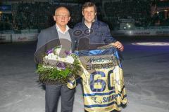 DEL - Playoff - Halbfinale - Spiel 3 - ERC Ingolstadt - DEG - Sportdirektor Jiri Ehrenberger (links) wird durch ERC Geschäftsführer Claus Gröbner zum 60. Geburttag gratuliert - Foto: Jürgen Meyer