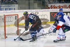 DEL - Eishockey - Finale 2015 - Spiel 2 - ERC Ingolstadt - Adler Mannheim - Brandon Buck (ERC 9) erzielt das 1:0 Tor Jubel, Torwart Dennis Endras (MAN 44) keine Chance