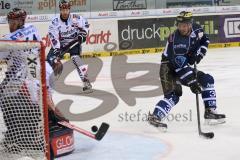 DEL - Eishockey - Playoff - Spiel 5 - ERC Ingolstadt - Iserlohn Roosters - rechts Benedikt Kohl (ERC 34) knapp am Tor von Torwart Dshunussow Daniar (Iserlohn 30)