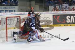 DEL - Eishockey - Playoff - Spiel 3 - ERC Ingolstadt - DEG Düsseldorf - John Laliberte (ERC 15) am Tor kommt nicht zum Abschluß