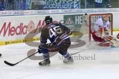 DEL - Eishockey - Playoff - Spiel 1 - ERC Ingolstadt - DEG Düsseldorf - Alexandre Picard (ERC 45) schießt übers Torvon Torhüter Tyler Beskorowany (DEG 39)