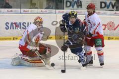 DEL - Eishockey - Playoff - Spiel 3 - ERC Ingolstadt - DEG Düsseldorf - Petr Taticek (ERC 17) scheitert an Torhüter Tyler Beskorowany (DEG 39)