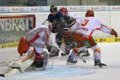 DEL - Eishockey - Playoff - Spiel 1 - ERC Ingolstadt - DEG Düsseldorf - #erc10 mitte am Tor von Torhüter Tyler Beskorowany (DEG 39)