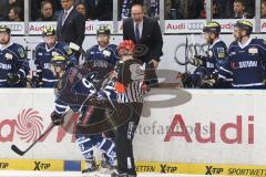 DEL - Eishockey - Playoff - Spiel 5 - ERC Ingolstadt - DEG Düsseldorf - Cheftrainer Larry Huras beschwert sich lautstark beim Schiedsrichter, Foul an Jared Ross (ERC 42)