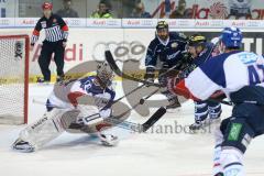 DEL - Eishockey - Finale 2015 - Spiel 6 - ERC Ingolstadt - Adler Mannheim - Christoph Gawlik (ERC 19) im Alleingang, Torwart Dennis Endras (MAN 44) keine Chance, Tor 1:0 Ingolstadt Jubel mit Thomas Greilinger (ERC 39)