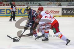 DEL - Eishockey - Playoff - Spiel 3 - ERC Ingolstadt - DEG Düsseldorf - John Laliberte (ERC 15) am Tor kommt nicht zum Abschluß