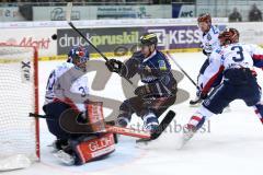 DEL - Eishockey - Playoff - Spiel 5 - ERC Ingolstadt - Iserlohn Roosters - rechts Ryan MacMurchy (ERC 27) läuft zum Tor, Liwing Jonas (Iserlohn 3) Torwart Dshunussow Daniar (Iserlohn 30)