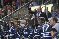 DEL - Eishockey - Playoff - Spiel 5 - ERC Ingolstadt - Iserlohn Roosters - Cheftrainer Larry Huras schimpft über die Schiedsrichter Entscheidung