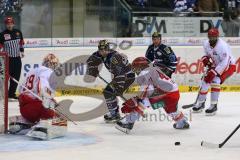 DEL - Eishockey - Playoff - Spiel 1 - ERC Ingolstadt - DEG Düsseldorf - mitte Jared Ross (ERC 42) verpasst den Puck am Tor von Torhüter Tyler Beskorowany (DEG 39)