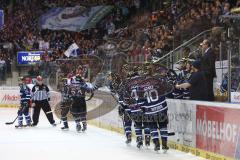 DEL - Eishockey - Playoff - Spiel 5 - ERC Ingolstadt - DEG Düsseldorf - Torjubel an der Bank Cheftrainer Larry Huras