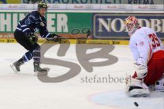 DEL - Eishockey - Playoff - Spiel 5 - ERC Ingolstadt - DEG Düsseldorf - Brandon Buck (ERC 9) knapp am Tor von Torhüter Tyler Beskorowany (DEG 39)